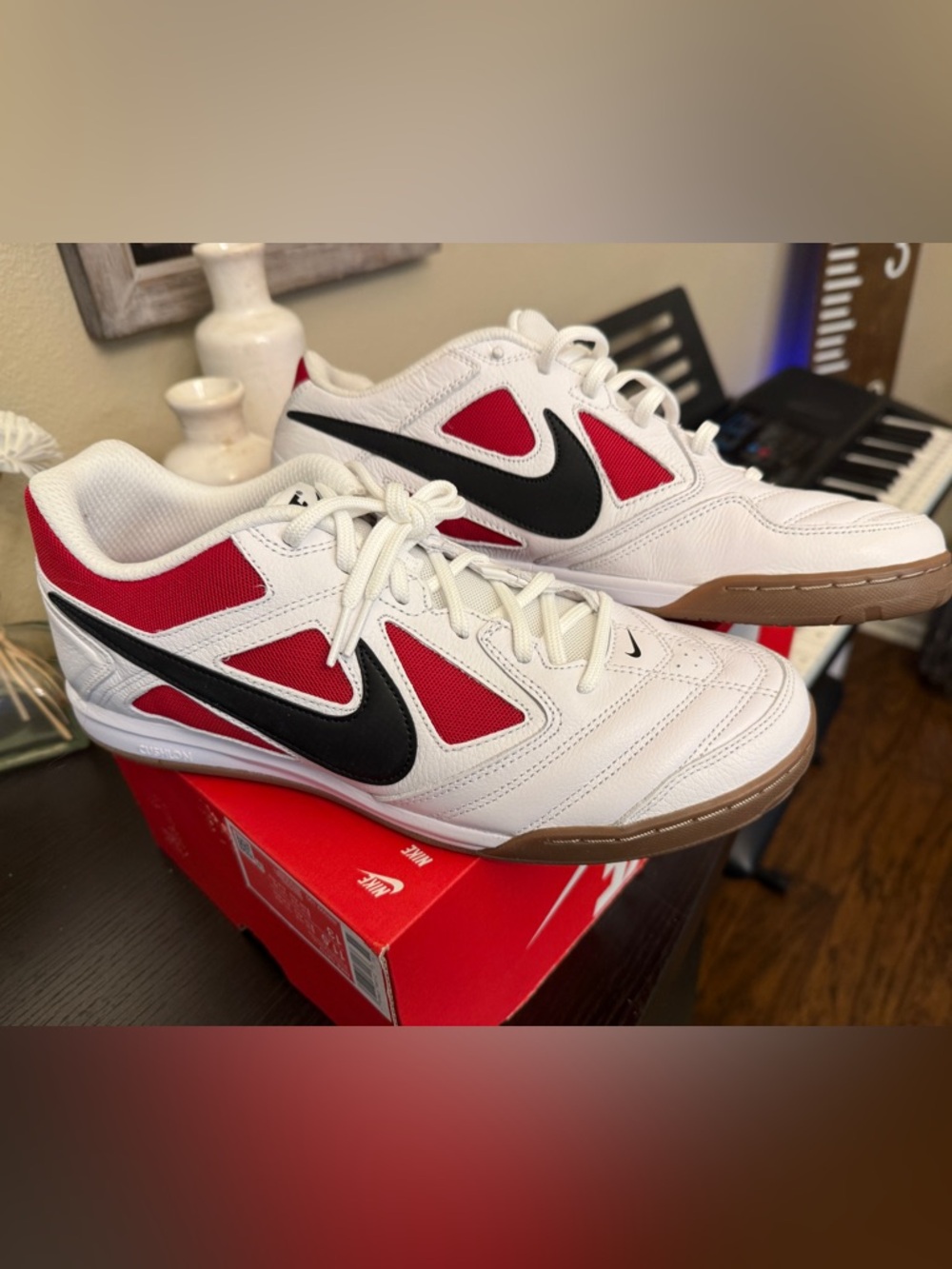 Nike Gato Mens White Black & Red Athletic Shoes Sneakers Size 11.5 New